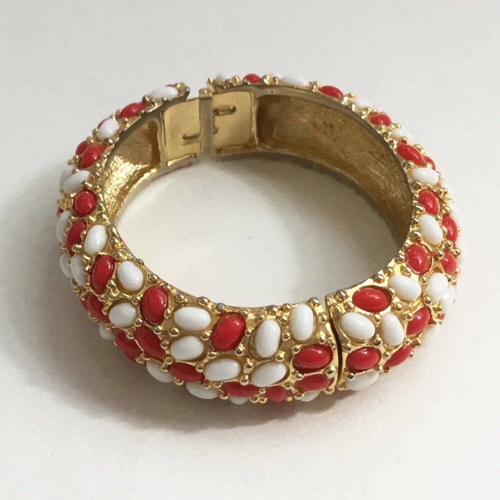 Kenneth Jay Lane KJL Red & White Plastic Cabochon Gold Tone Hinged Bracelet - Picture 4 of 15